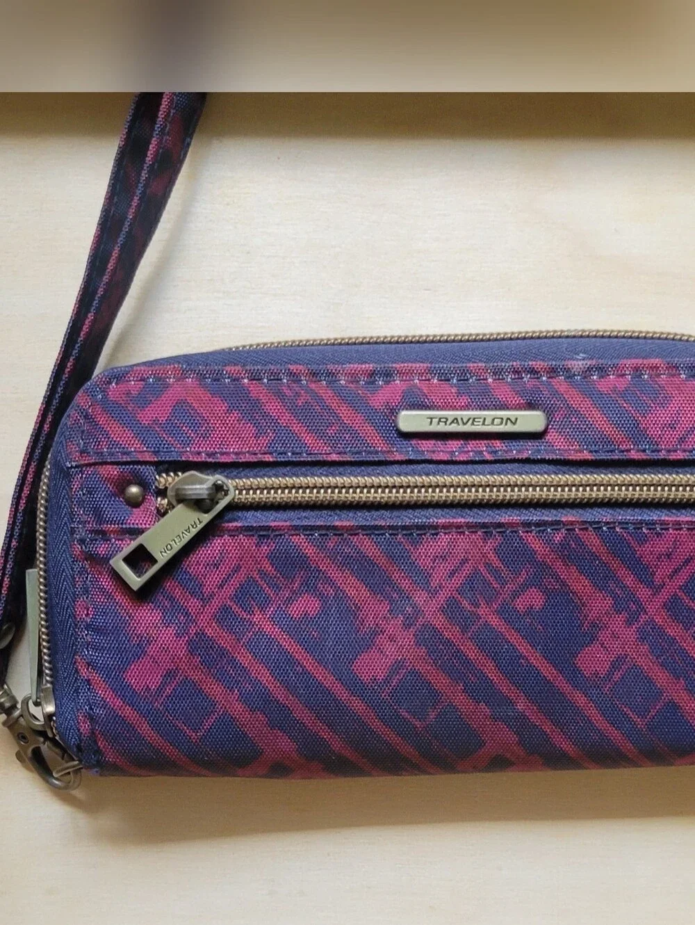 NWOT Travelon Multi-Compartment Burgandy/ Blue Zip-around RFID Wristlet Wallet